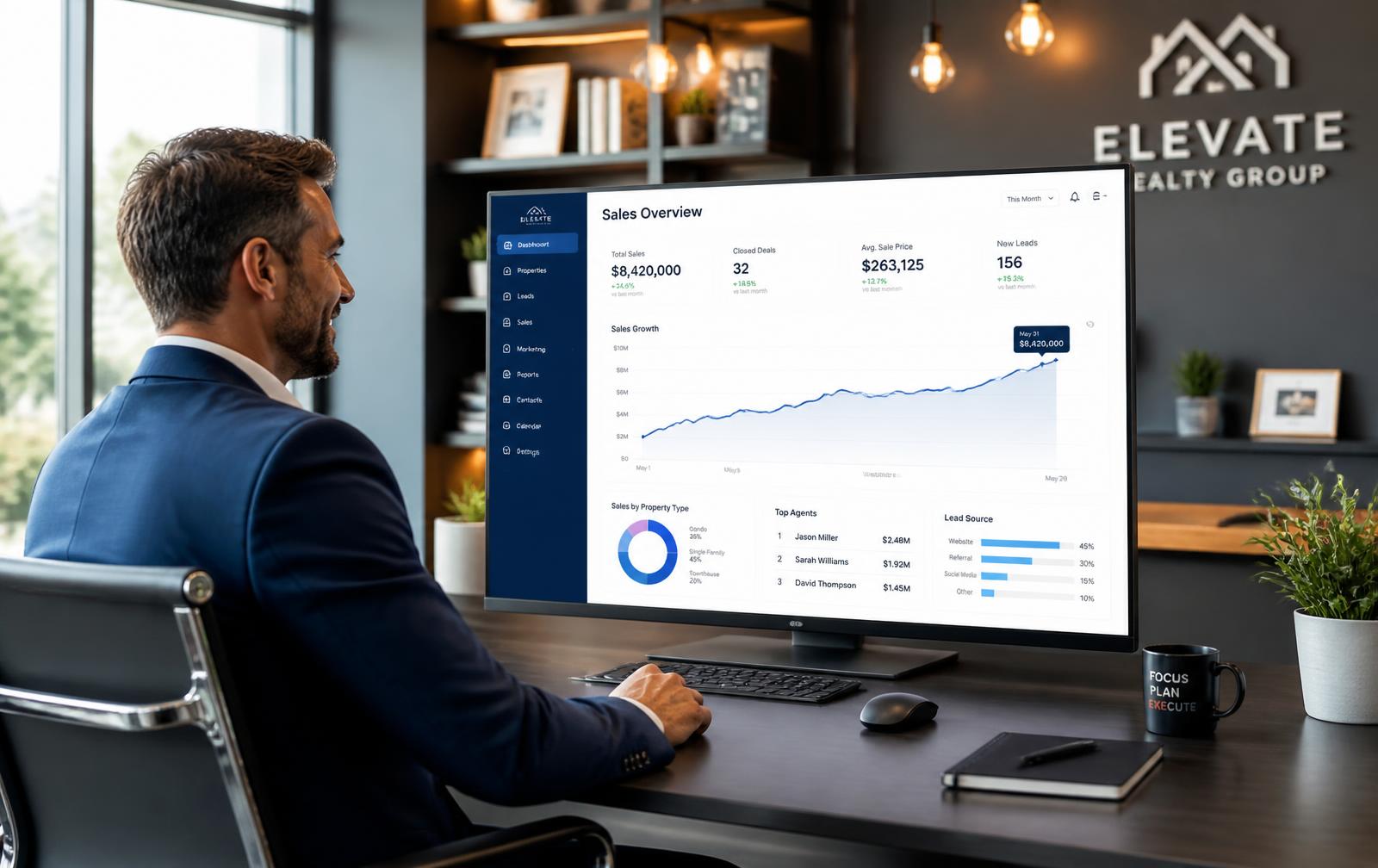 Empresario inmobiliario revisando su panel de ventas automatizado